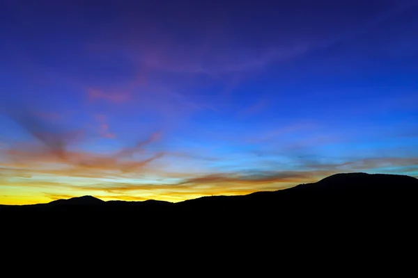 Paysage abstrait de coucher de soleil coloré avec silhouette d'arbre — Photo