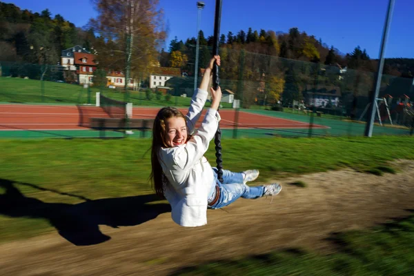 Menina bonito jogar no parque infantil, dia ensolarado — Fotografia de Stock