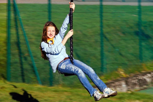 Menina bonito jogar no parque infantil, dia ensolarado — Fotografia de Stock