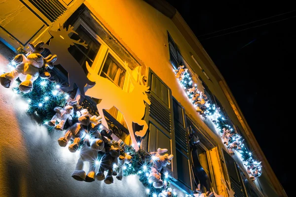 Iluminação de Natal e decoração da típica casa francesa — Fotografia de Stock