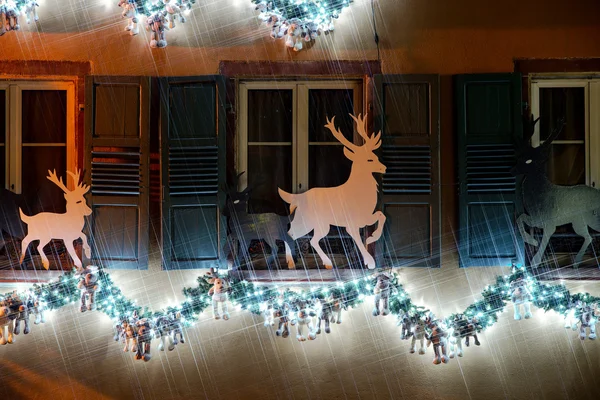Vánoční osvětlení a dekorace typického francouzského domu — Stock fotografie