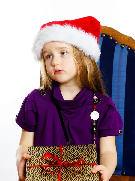 Bonito pouco pré-escolar menina no vermelho santa chapéu com caixa de presente — Fotografia de Stock