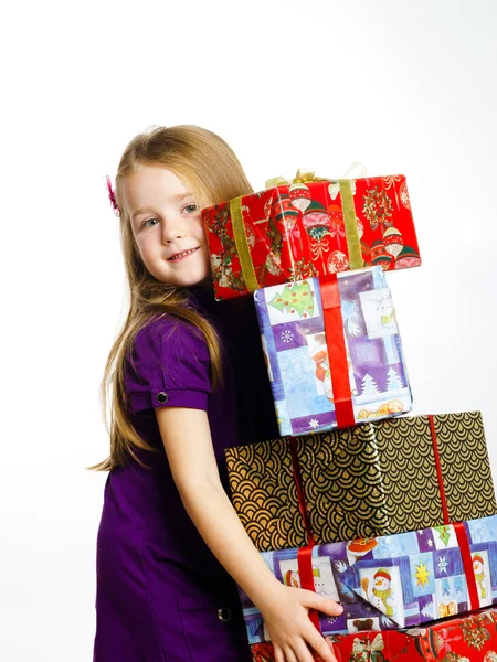 Linda niña preescolar en sombrero de santa rojo con caja de regalo — Foto de Stock