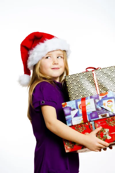 Linda niña preescolar en sombrero de santa rojo con caja de regalo — Foto de Stock