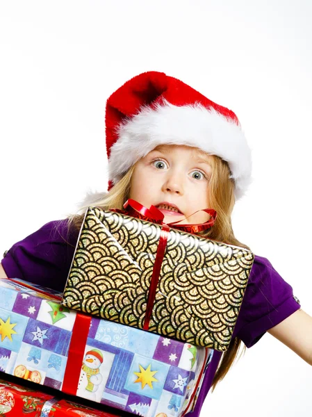 Linda niña preescolar en sombrero de santa rojo con caja de regalo — Foto de Stock