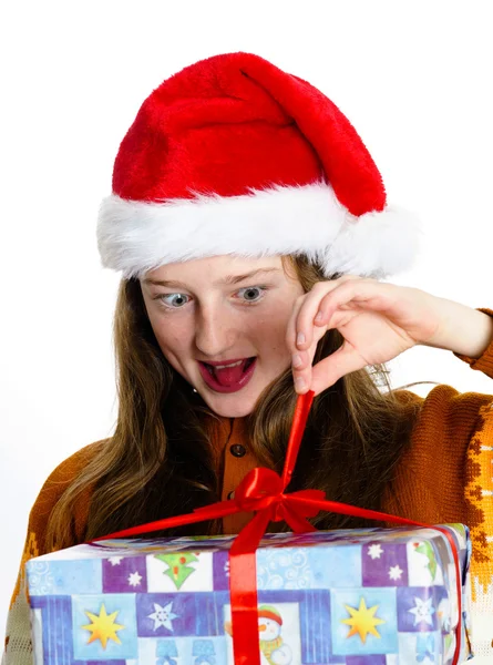 Linda adolescente en sombrero rojo de santa con caja de regalo — Foto de Stock