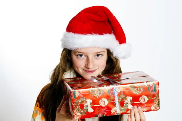 Schattig tienermeisje in rode kerstmuts met een doos van de gift — Stockfoto