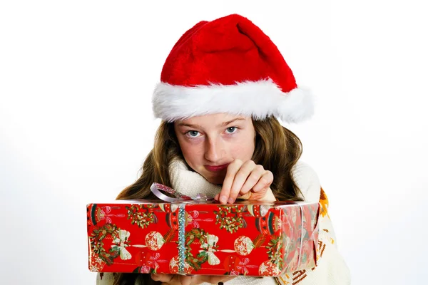 Roztomilé dospívající dívka v červené santa hat s dárkový box — Stock fotografie