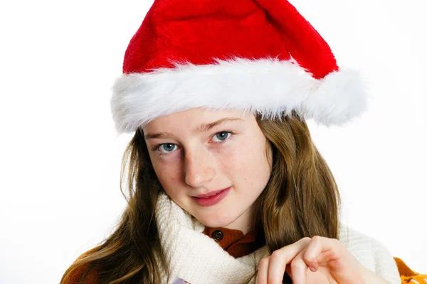 Schattig tienermeisje in rode kerstmuts met een doos van de gift — Stockfoto