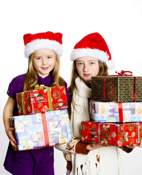 Dos hermanas en sombreros de sants rojos con cajas de regalo — Foto de Stock