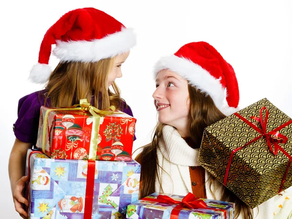 Dos hermanas en sombreros de sants rojos con cajas de regalo — Foto de Stock