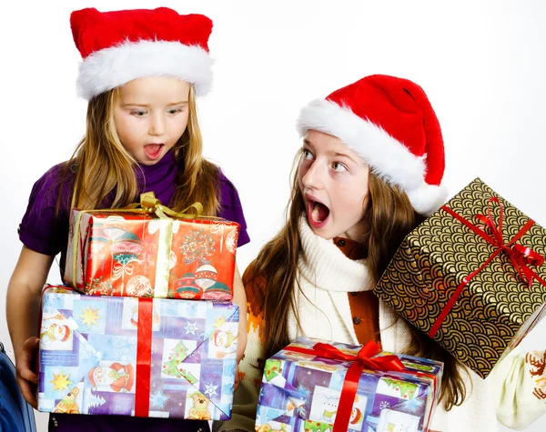 Dos hermanas en sombreros de sants rojos con cajas de regalo — Foto de Stock