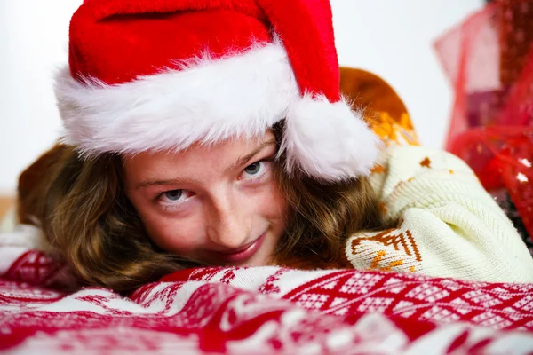 Nastoletnie dziewczyny w czerwony kapelusz santa Boże Narodzenie portret — Zdjęcie stockowe