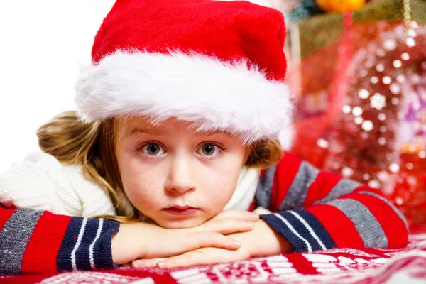 Petite fille mignonne en chapeau de Père Noël rouge portrait de Noël — Photo