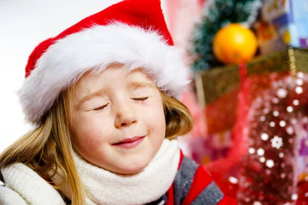 Petite fille mignonne en chapeau de Père Noël rouge portrait de Noël — Photo