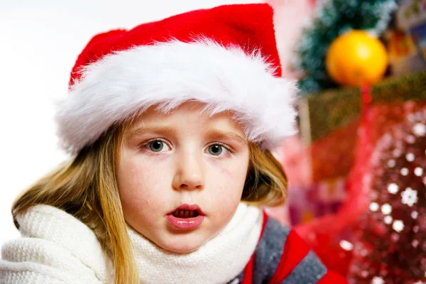 Menina bonito em vermelho santa chapéu retrato de Natal — Fotografia de Stock