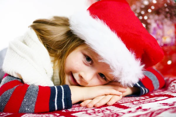 Petite fille mignonne en chapeau de Père Noël rouge portrait de Noël — Photo