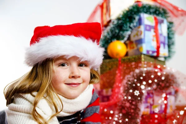 Linda niña en rojo santa sombrero retrato de Navidad — Foto de Stock