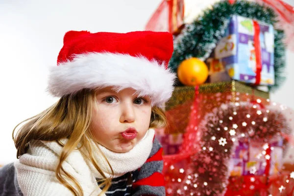 赤いサンタ帽子クリスマス ・ ポートレイトでかわいい女の子 — ストック写真