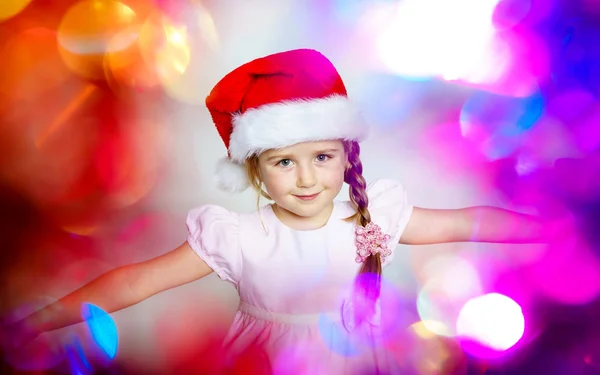 Jolie petite fille habillée en santa chapeau rouge, nouvelle année portrait w — Photo