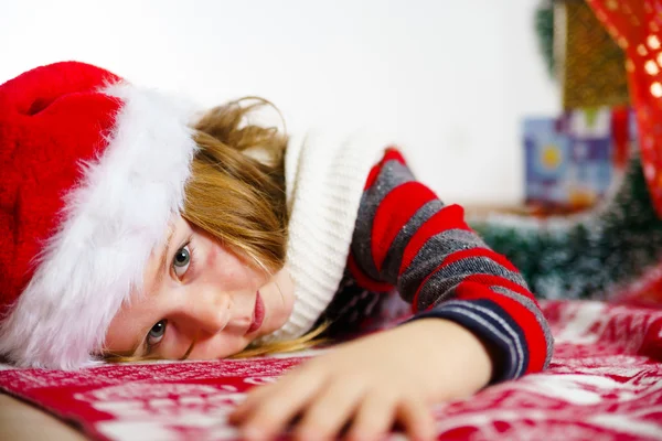 Kırmızı santa şapka Noel portre sevimli küçük kız — Stok fotoğraf