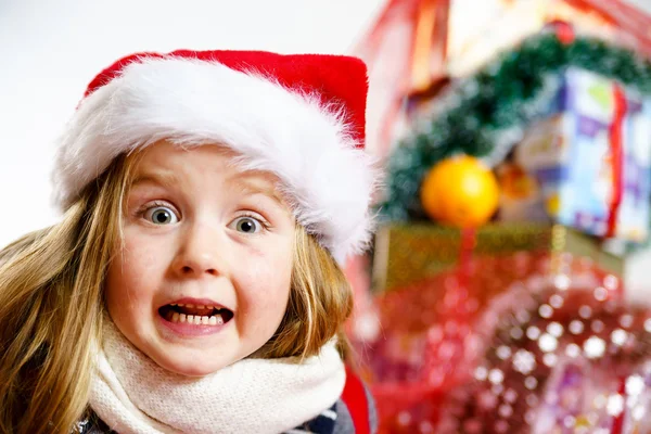 Menina bonito em vermelho santa chapéu retrato de Natal — Fotografia de Stock