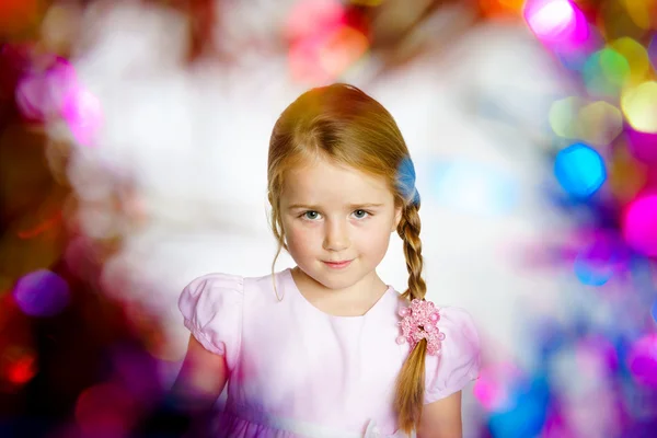 Menina bonita vestida com chapéu vermelho santa, retrato do ano novo w — Fotografia de Stock