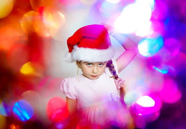 Vrij klein meisje gekleed in rode kerstmuts, Nieuwjaar portret w — Stockfoto