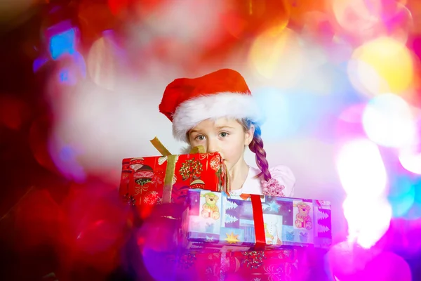 Menina bonita vestida com chapéu vermelho santa, retrato do ano novo w — Fotografia de Stock