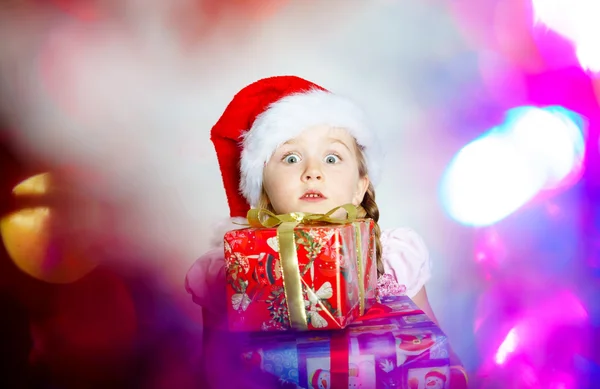 Vrij klein meisje gekleed in rode kerstmuts, Nieuwjaar portret w — Stockfoto