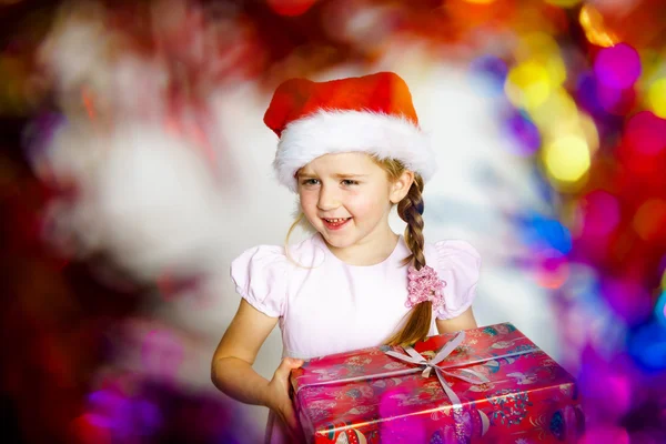 Bonita niña vestida con sombrero rojo de santa, retrato de año nuevo w — Foto de Stock