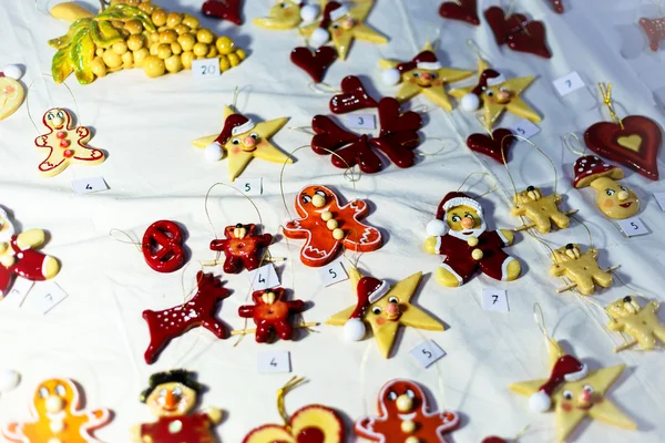 Παραδοσιακή Χριστουγεννιάτικη αγορά με χειροποίητα σουβενίρ — Φωτογραφία Αρχείου