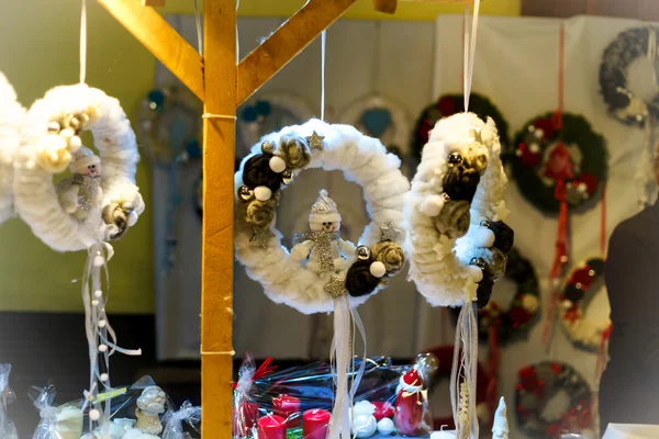 수 제 기념품으로 전통적인 크리스마스 시장 — 스톡 사진