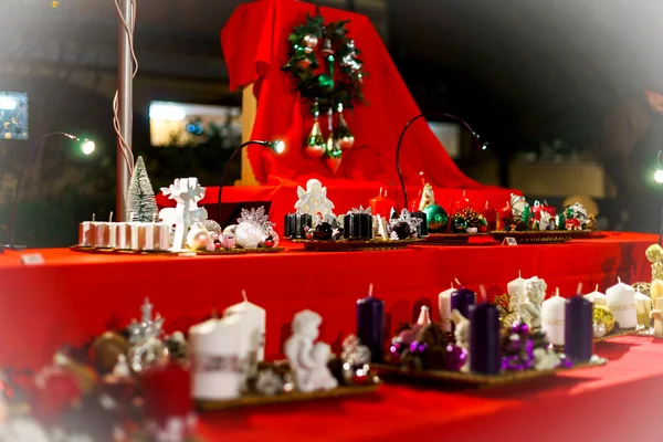 Mercado tradicional de Navidad con recuerdos hechos a mano —  Fotos de Stock