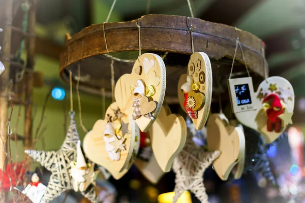 Marché de Noël traditionnel avec souvenirs faits à la main — Photo