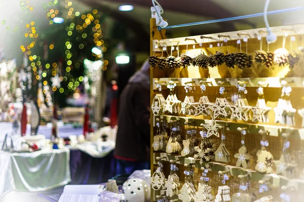 Traditionele kerstmarkt met handgemaakte souvenirs — Stockfoto