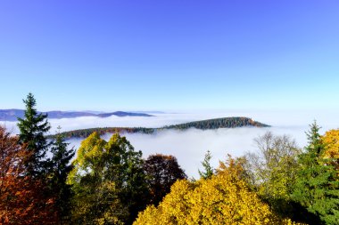 Alsace üzerinde büyük bulutlu. Dağın tepesinden görüntülemek. 