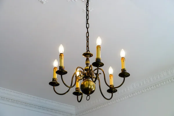 Hermoso lustre en la habitación de la casa grande — Foto de Stock