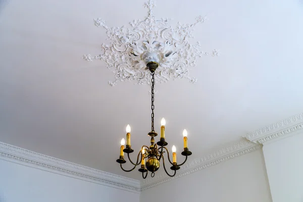 Hermoso lustre en la habitación de la casa grande —  Fotos de Stock