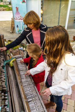 Eski kırık piyano Park iki kızı annesiyle