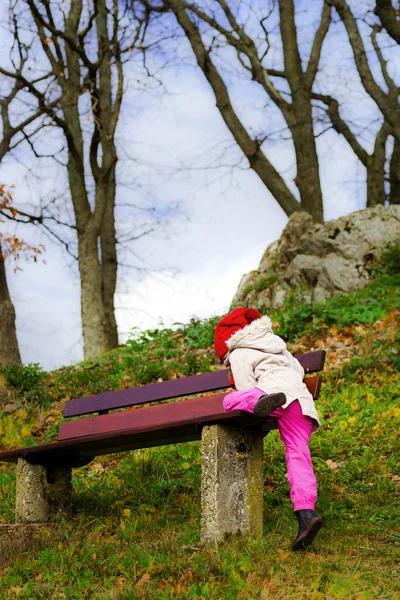 Linda niña caminando, día de otoño — Foto de Stock