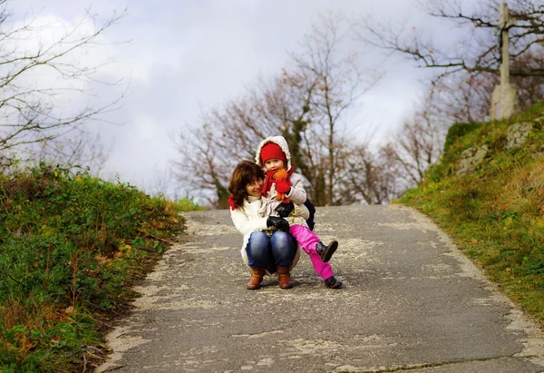 Linda niña caminando con su madre — Foto de Stock