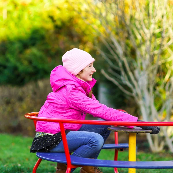 Tienermeisje op kleine rotonde — Stockfoto