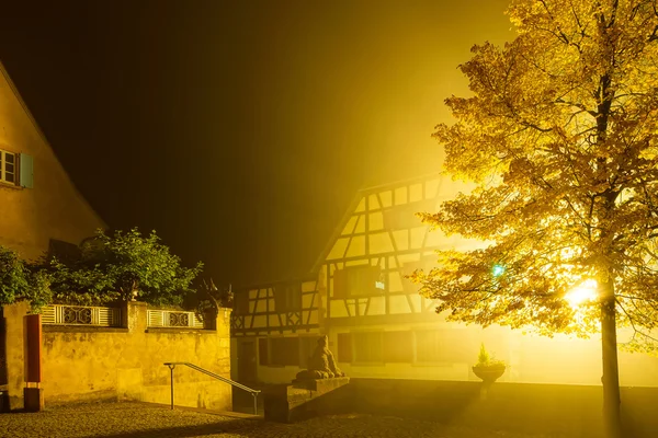 Prachtige mist op de straat van oude Frans dorp — Stockfoto