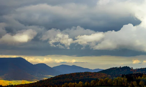 Velké mraky nad horami v Alsasku — Stock fotografie