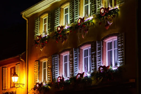 Kolorowe świąteczne dekoracje z alsacien ulicy — Zdjęcie stockowe