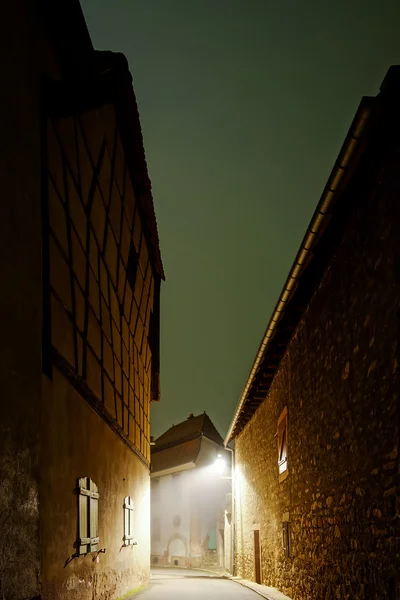 Oude middeleeuwse Frans dorp uitzicht op straat, nacht — Stockfoto