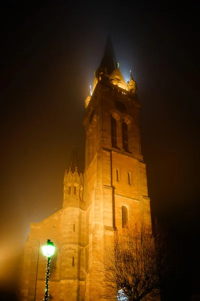 Antigua iglesia medieval vista nocturna, tiempo brumoso — Foto de Stock