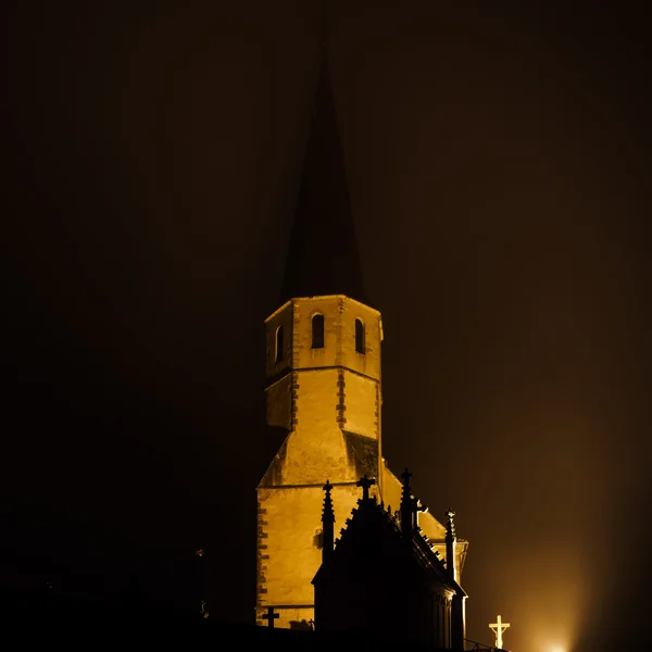 中世の古い教会の夜景、霧深い天候 — ストック写真