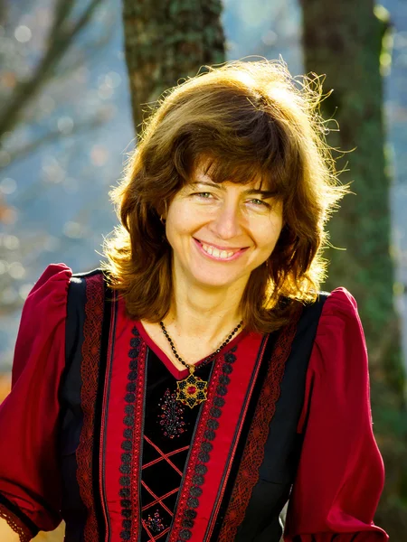 Femme en robe rouge portrait, forêt automnale — Photo